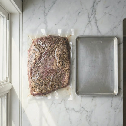 Worki do sous vide 30x40cm obok blachy half-sheet – porównanie rozmiaru.