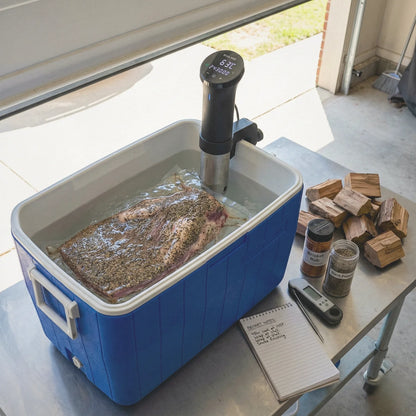 Worki do sous vide 30x40cm z brisketem w profesjonalnym sous vide.