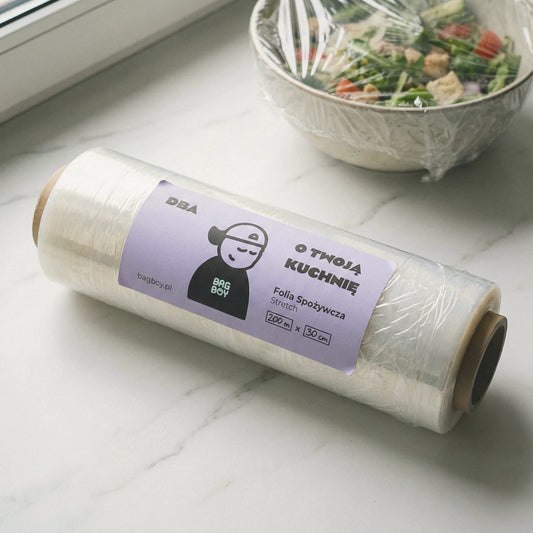 Folia spożywcza stretch BagBoy 200m × 30cm – rolka z etykietą na marmurowym blacie.