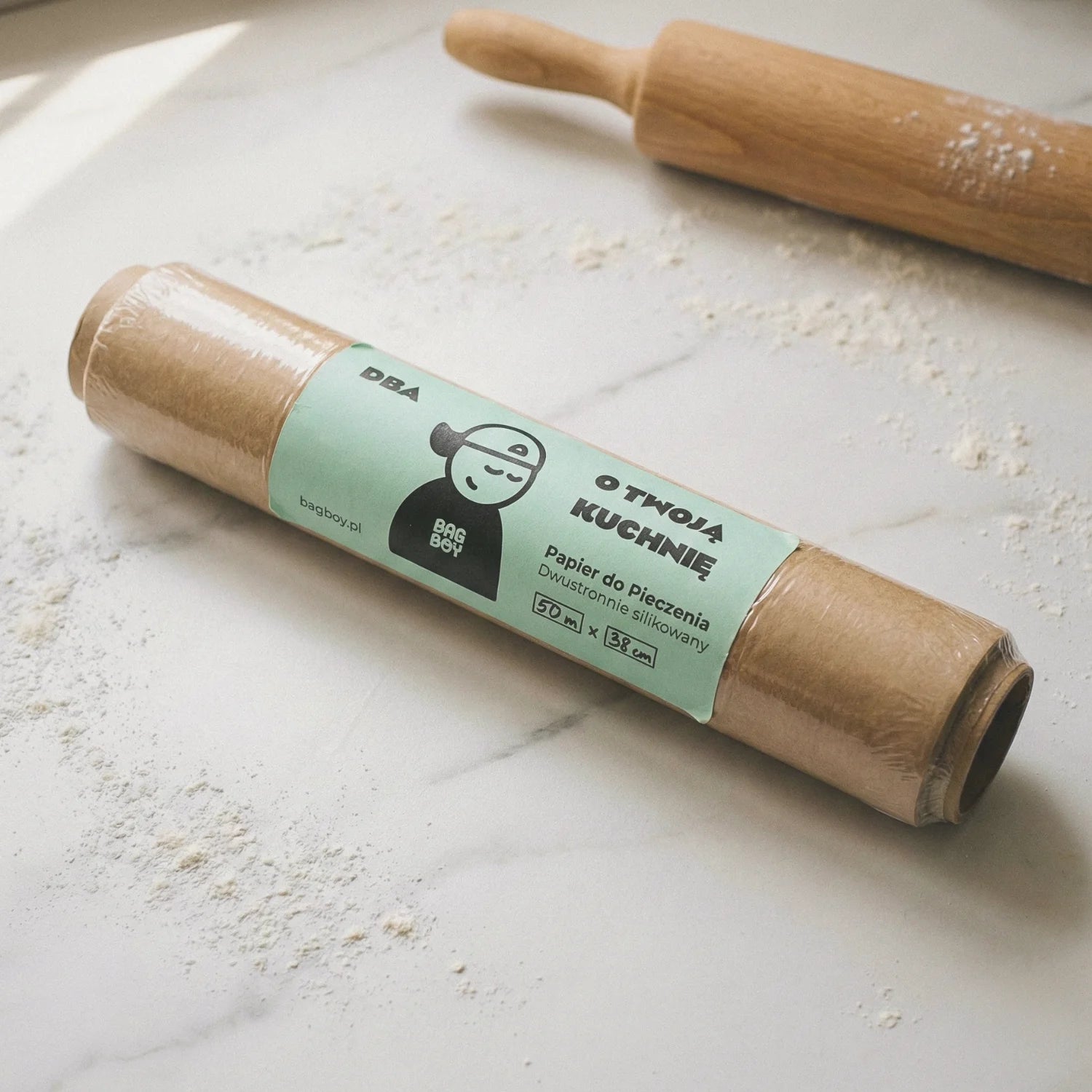 Papier do pieczenia BagBoy 50m × 38cm – rolka z etykietą na marmurowym blacie.