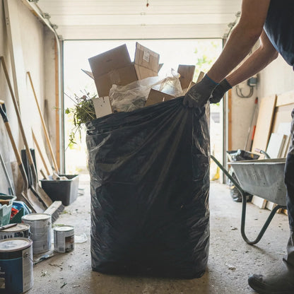 Worki na śmieci BagBoy 120L czarne – pakowanie odpadów w garażu.